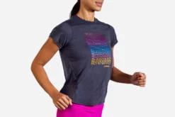 Brooks Women's Distance Graphic Short Sleeve (221469) -BROOKS Shop 221469 459 MV Distance Graphic Short Sleeve scaled